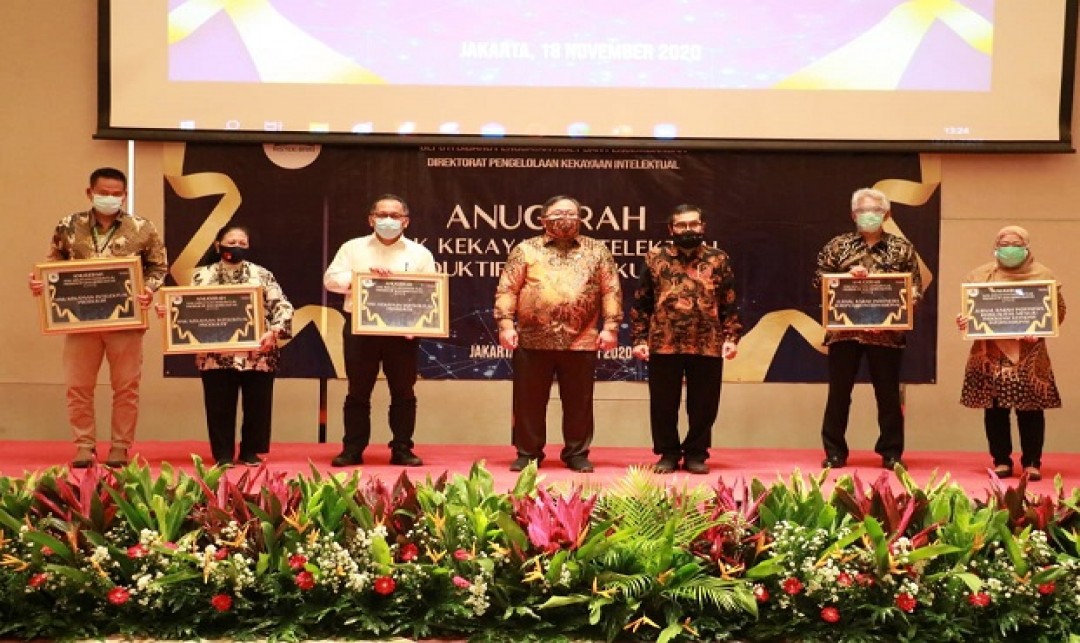 Foto : Balitbangtan Menerima Anugerah Hak Kekayaan Intelektual Produktif dari Kementerian Riset dan Teknologi/ Badan Riset dan Inovasi Nasional .