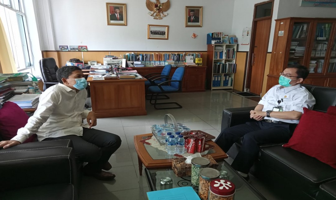 Foto : Penjajakan Riset Kolaboratif Bidang Meteorologi Pertanian dengan Ketua PERHIMPI Cabang Bengkulu terpilih, Sigit Sudjatmiko di ruang Kerjanya,