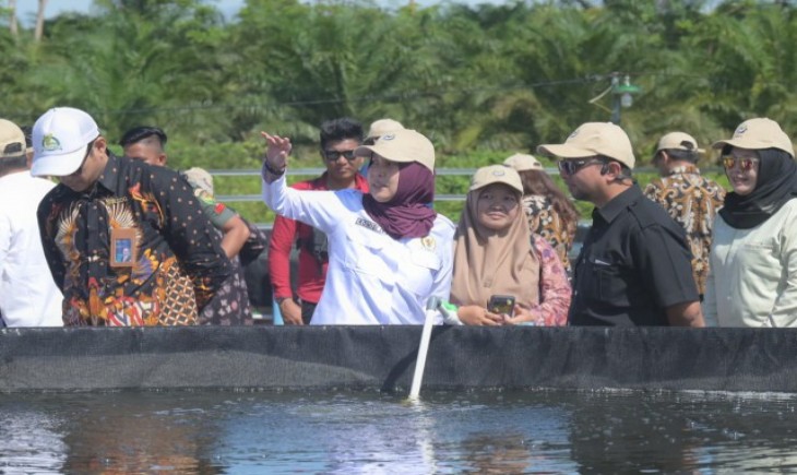 Anggota Komisi IV DPR RI Riezky Aprilia saat melakukan peninjauan lapangan bersama Tim Kunker Reses Komisi IV DPR ke Broodstock Center Musi Rawas (PARLEMENTARIA)