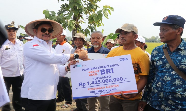 Menteri Pertanian, Syahrul Yasin Limpo saat Menyerahkan Bantuan KUR di Kabupaten Ngawi, Jawa Timur.