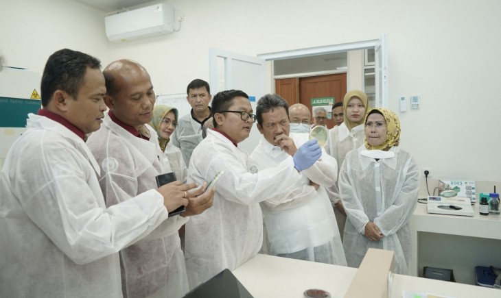 Direktur Jenderal Perikanan Budidaya KKP, Tb Haeru Rahayu saat mengecek obat ikan di laboratorium (kkp.go.id)