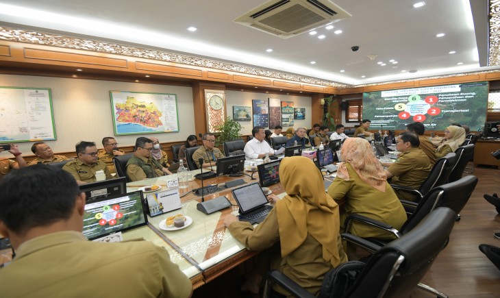 Sekda Provinsi Jawa Barat Herman Suryatman memimpin rapat Percepatan Pembangunan Cekungan Bandung di kantor Bappeda Jabar, Kota Bandung, Senin (10/2/2025).(Foto: Biro Adpim Jabar)