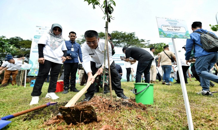 Foto: Bersama Menteri LH, Wagub Erwan Lakukan Penanaman Pohon dan Uji Emisi Kendaraan di Rest Area KM88.