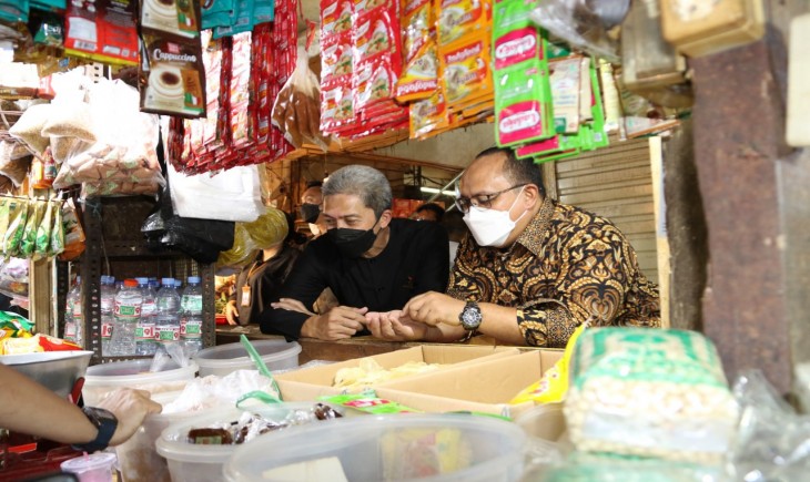 Ketua DPRD Kota Bogor Atang Trisnanto, saat melakukan pengecekan harga beras di pasar .(DPRD)