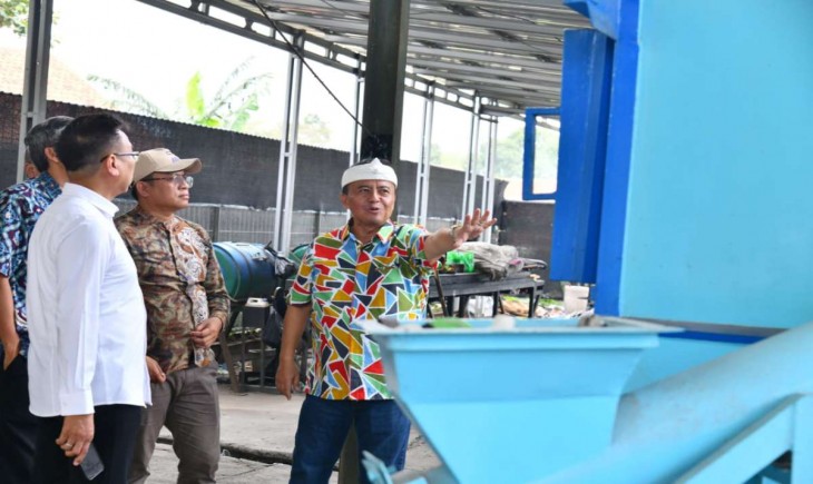 Foto: Sekdaprov Jabar Herman Suryatman saat meninjau koperasi di Desa Cangkuang Wetan, Kecamatan Dayeuhkolot, Kabupaten Bandung, Senin (12/5/2025).