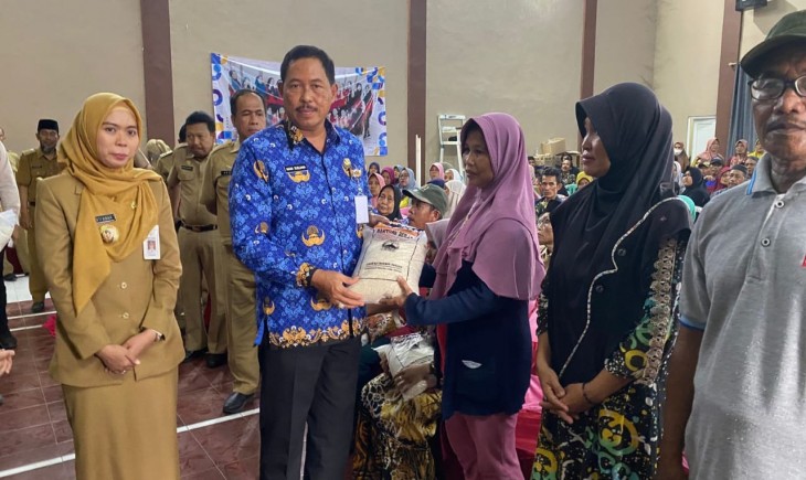 Pemprov Jateng saat memberikan bantuan beras ke masyarakat Bonang, Demak (Pemprov Jateng)