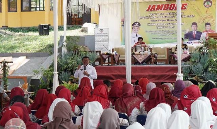 Bupati Sumedang, Dony Ahmad Munir saat memberikan sambutan pada kegiatan Jambore Penyuluh Pertanian di SMK Pertanian Pembangunan Negeri (PPN) Sumedang, Cimalaka. (Pemkab Sumedang)