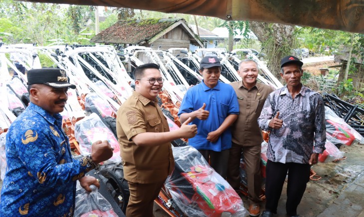 DPRD Kaltim dan Pemkab Kukar dukung produktivitas petani dengan memberi bantuan Alsintan. (Pemprov Kaltim)