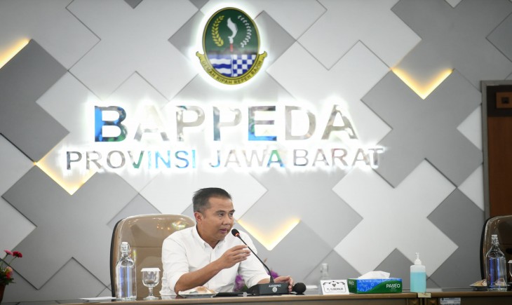 Foto: Penjabat Gubernur Jabar Bey Machmudin didampingi Sekda Herman Suryatman memimpin rapat efisiensi anggaran dan tenaga ahli di kantor Bappeda Jabar, Jalan Ir. H. Djuanda, Kota Bandung, Senin (17/2/2025).