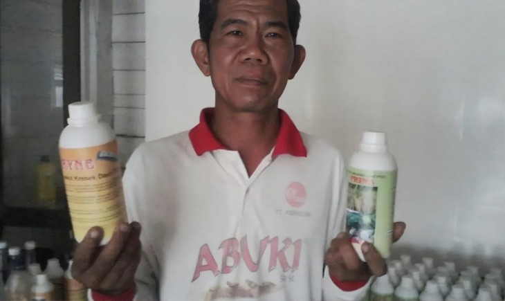 Aweh Anwar Sanusi, berhasil menciptakan pupuk organik cair dan obat hama cair (Istimewa)