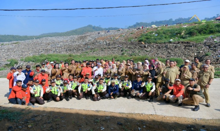 Foto: Sekda Jabar Pimpin Apel di Tumpukan Sampah TPPAS Sarimukti.