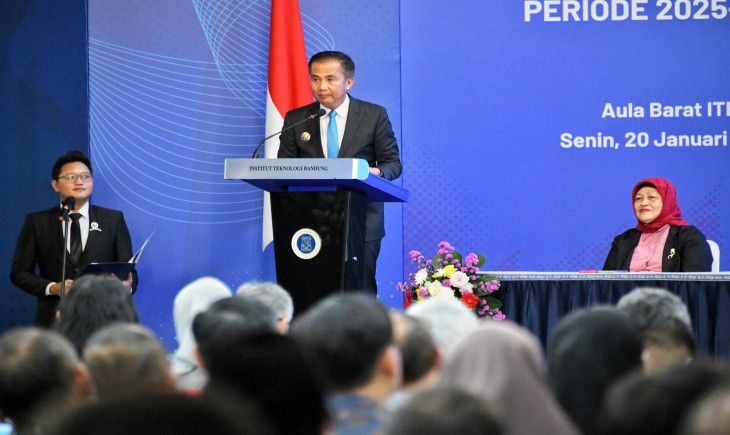 Pj Gubernur Jawa Barat Bey Machmudin  menghadiri pelantikan Prof. Tatacipta Dirgantara sebagai Rektor Institut Teknologi Bandung (ITB) periode 2025-2030 di Aula Barat ITB, Kota Bandung, Senin (20/1/2025).(Foto: Biro Adpim Jabar)
