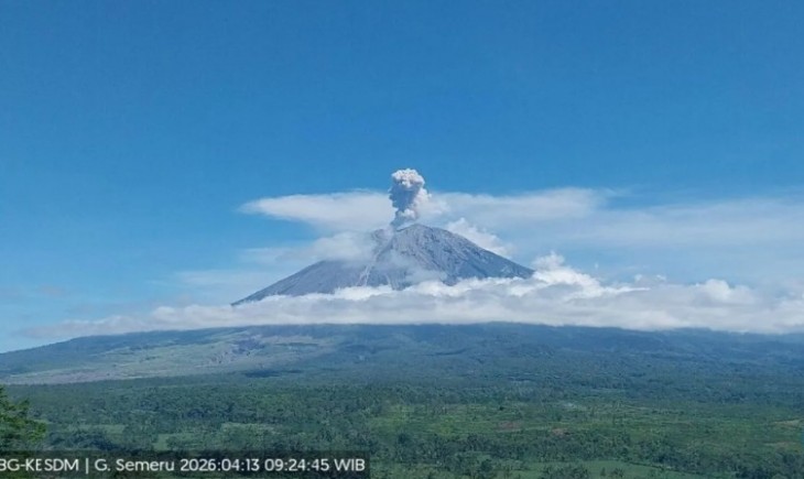 Gunung Semeru erupsi dengan tinggi letusan mencapai 1 km di atas puncak pada Senin (13/4/2026) pagi. (Foto :ANTARA/HO-PVMBG)