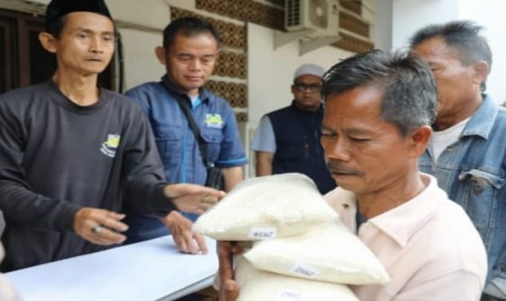 Sebanyak 13.710 kg beras disalurkan kepada mereka yang membutuhkan, di Masjid Agung Tasikmalaya (Diskominfo Pemkot Tasikmalaya)