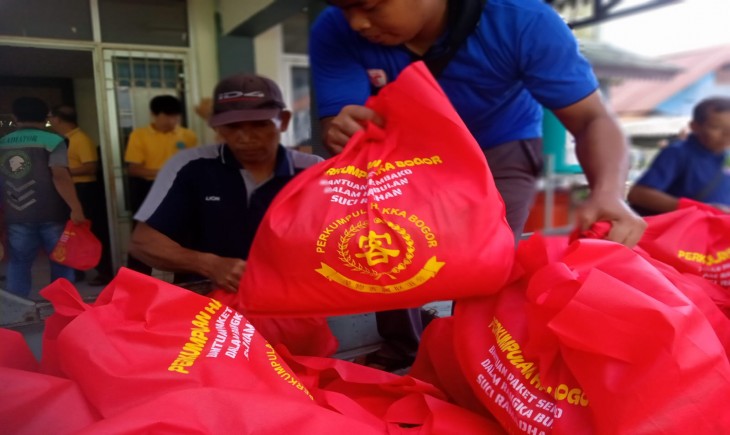 Komunitas Hakka Bogor, berikan ratusan paket sembako untuk warga Kelurahan Babakan Pasar, Kota Bogor.