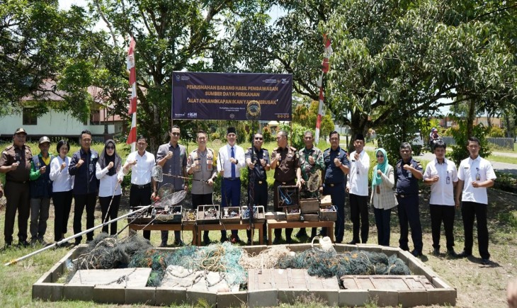 Lindungi Ekosistem Laut, KKP Musnahkan 23 Alat Tangkap Ikan Ilegal di Kapuas Hulu (FOTO : dok. KKP)