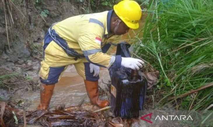BPBD Blora cegah dampak semburan minyak dan gas dari sumur tua di Desa Ngraho. (Foto : Antara)