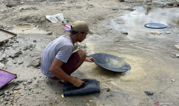 Warga Desa Bener Berpapah, Kecamatan Ketambe, Kabupaten Aceh Tenggara, Aceh, mendulang emas di tepian sungai, Selasa (3/2/2026). (Foto : ANTARA)