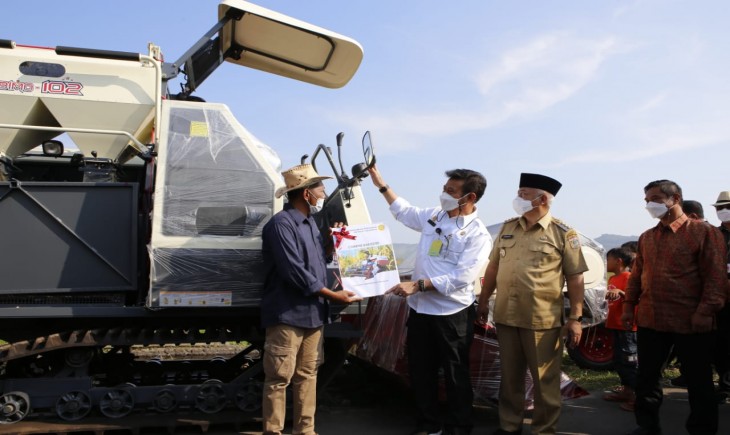 Foto : Serah Terima Bantuan Oleh Mentan SYL didampingi Bupati Malang, M. Sanusi, Sebagai Tindak Lanjut Kunjungan Kerja Presiden Jokowi di Malang.