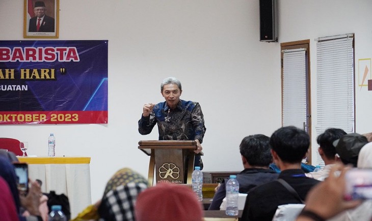 Wakil Wali Kota Bogor Dedie Rachim memberikan semangat kepada peserta Workshop 'Menggali Seni Barista Setengah Hari'. (Diskominfo Kota Bogor)