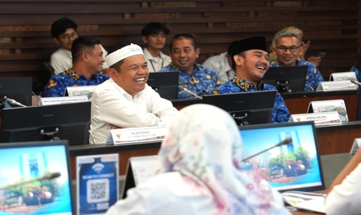 Gubernur Jabar Dedi Mulyadi saat rakor penanganan banjir di wilayah Jabar bersama Menteri ATR/BPN, Wakil Menteri Pekerjaan Umum di kantor Kementerian Pekerjaan Umum, Jakarta, Senin (17/3/2025).
