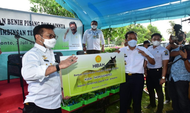 Foto : Mentan Saat Menyerahkan Benih Pisang dan Sejumlah Alat Pertanian Di Jeneponto, Sulsel.