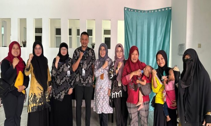 Pemkab Bogor dan Diskominfo Kabupaten Bogor memberikan bantuan makanan tambahan gizi kepada anak stunting dan ibu hamil kategori energi kronis (KEK) di Klapanunggal. (Foto: diskominfo.bogorkab)
