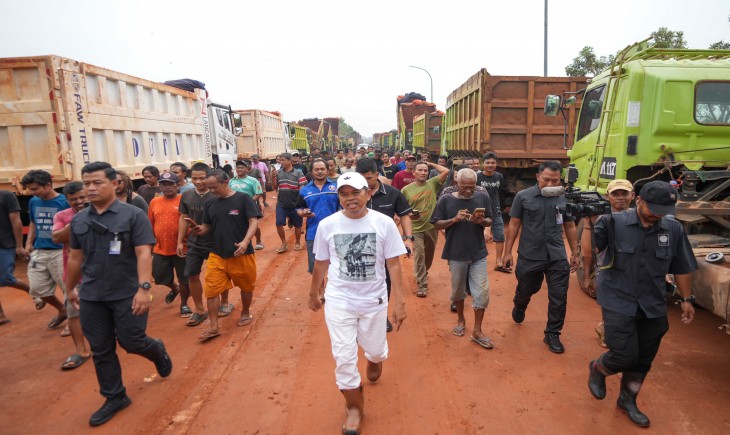 Foto:  Gubernur Jawa Barat, Dedi Mulyadi, melakukan inspeksi mendadak (sidak) terhadap aktivitas penambangan di wilayah Kabupaten Subang, Jumat (18/4/2025).