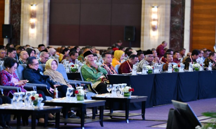 Penjabat Gubernur Jabar Bey Machmudin saat menghadiri Rapat Koordinasi Nasional Pengelolaan Sampah di Hotel Kempinski, Jakarta, Kamis (12/12/2024). (yogi prayoga Dokpim Jabar)