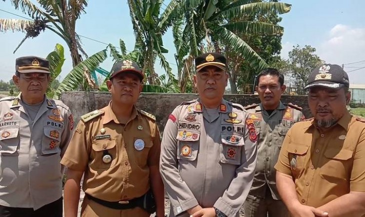 Camat beserta Kapolsek Losarang mengimbau masyarakat untuk tidak membakar sampah sembarangan (cuplikcom)