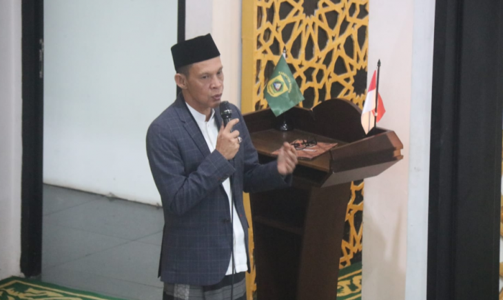 Foto: Wakil Bupati Bogor Ade Ruhandi melaksanakan Salat Idul Adha 1446 Hijriah bersama masyarakat di Masjid Baitul Faidzin Cibinong, pada Jumat (6/6/25).