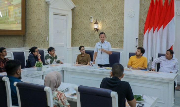 Wali Kota Bogor Bima Arya bersama para pelaku ekonomi kreatif di Kota Bogor. (Prokompim Kota Bogor)