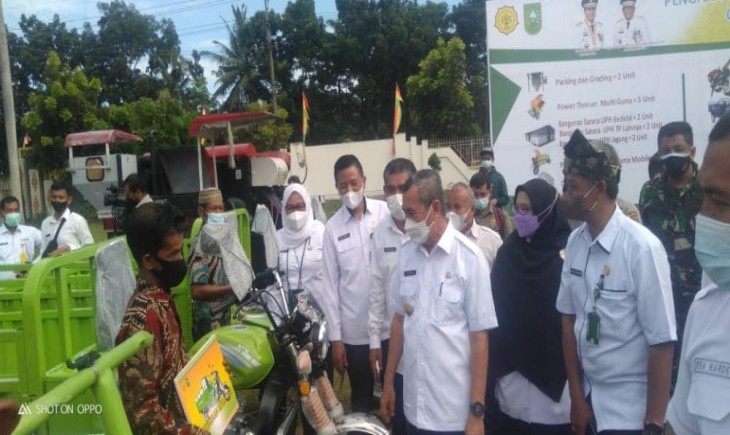 Foto : Penyerahan Alsinta Sebanyak 284 Unit Kepada Petani.