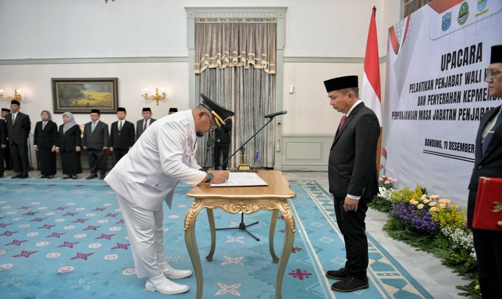 Penjabat Gubernur Jawa Barat Bey Machmudin melantik Penjabat Wali Kota Banjar dan penyerahan Kepmendagri Perpanjangan Masa Jabatan Penjabat Wali Kota Cirebon di Gedung Pakuan, Kota Bandung, Rabu (11/12/2024).(Foto: Biro Adpim Jabar)
