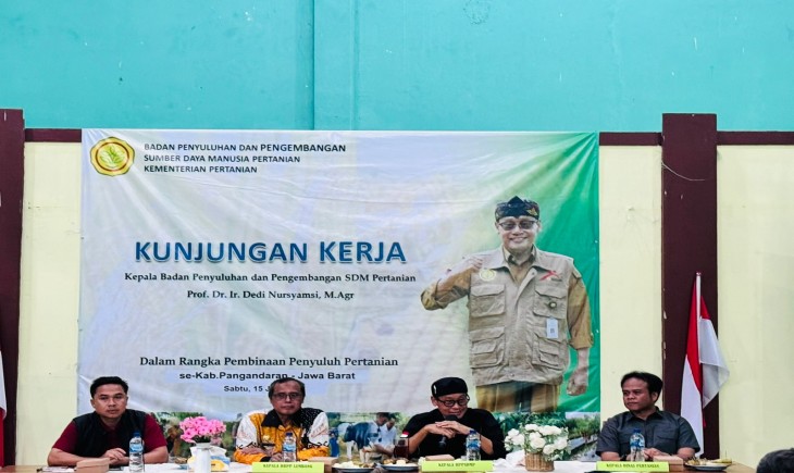 Kepala BPPSDMP, Dedi Nursyamsi melakukan kunjungan kerja di Aula Desa Karangbenda, Kabupaten Pangandaran, Jawa Barat, Sabtu (15/06/2024). (Foto: Dok. Kementan)