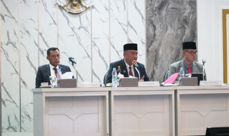 Foto: Bupati Bogor, Rudy Susmanto memimpin langsung rapat koordinasi evaluasi pelaksanaan Anggaran Pendapatan dan Belanja Daerah (APBD) tahun anggaran 2025.