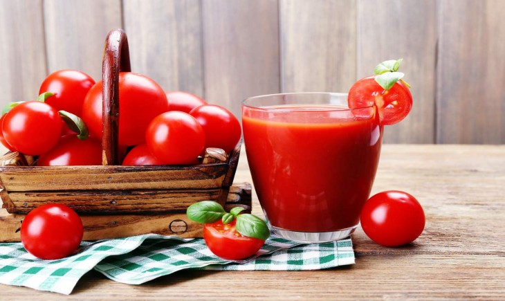 Jus tomat mengandung berbagai vitamin dan mineral penting yang bermanfaat bagi tubuh.
