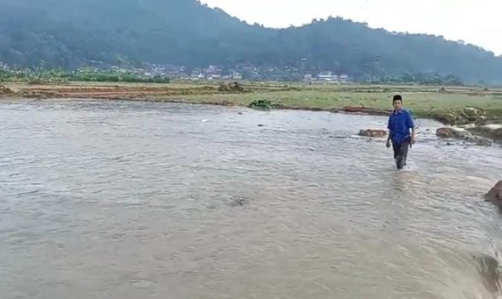 Banjir Sungai Cipuraseda, Kabupaten Bogor, kembali terjadi pada Selasa, 21 November 2023 (Nicko/Pangannews.id)
