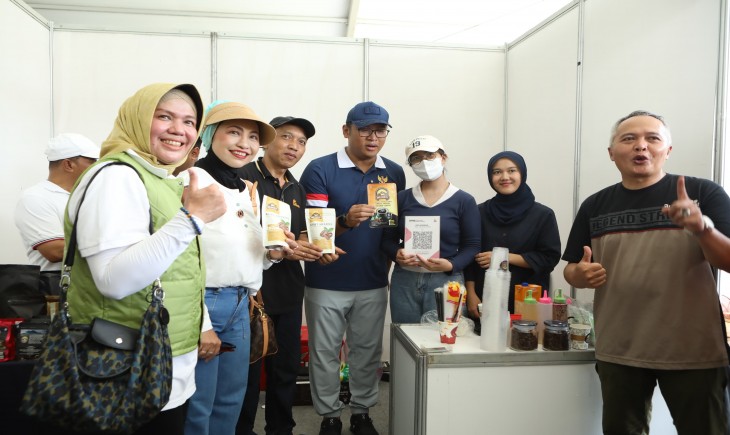 Wamentan Sudaryono saat membuka Simpang Lina Farmer Market di Kota Semarang, Jawa Tengah, Minggu, 8 Desember 2024. (Foto: Dok. Kementan)