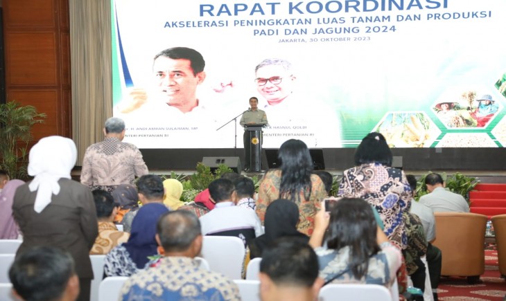 Mentan Amran dalam Rapat Akselerasi Peningkatan Luas Tanam dan Produksi Padi dan Jagung 2024 (30/10). (Dok. Kementan)