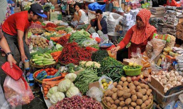 Seorang penjual dan pembeli sayur sedang bertransaksi (Istimewa)
