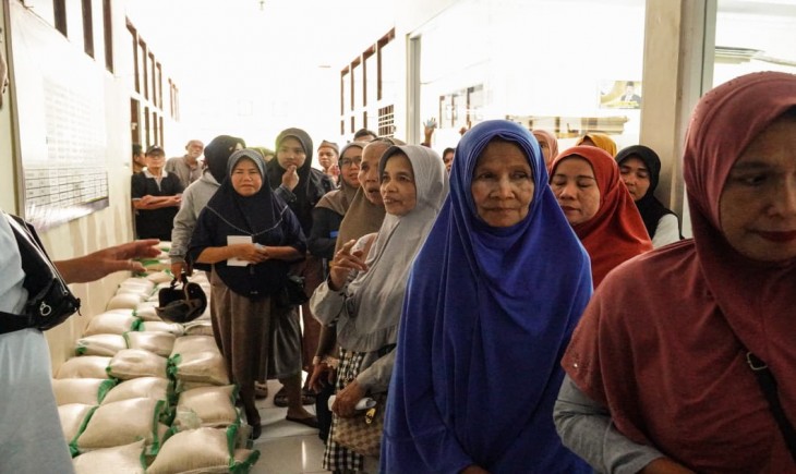 Mentan Amran saat melepas bantuan Kementan Peduli tahap 2 sebanyak 153 truk di Kantor Pusat Kementerian Pertanian, Jakarta, (11/12/25). (Foto: dok. Kementan)