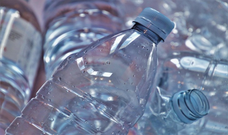 KLH dukung Bali larang produksi air minum kemasan plastik di bawah 1 liter. (Foto : Pixabay)