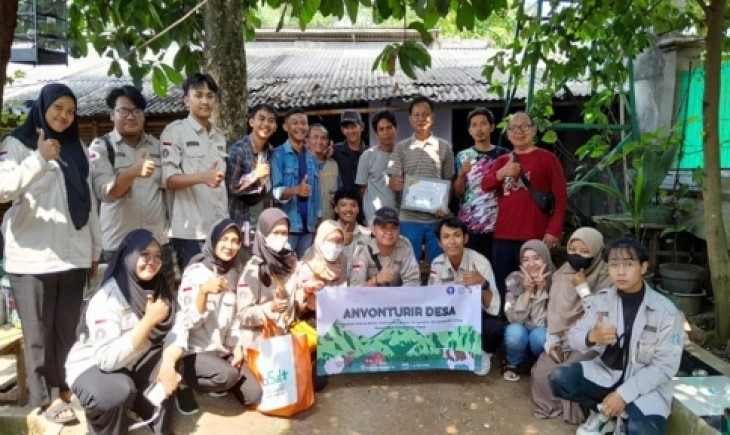 Mahasiswa IPB University berswafoto bersama para peternak kambing di Desa Cihideung Ilir (ipb.ac.id)