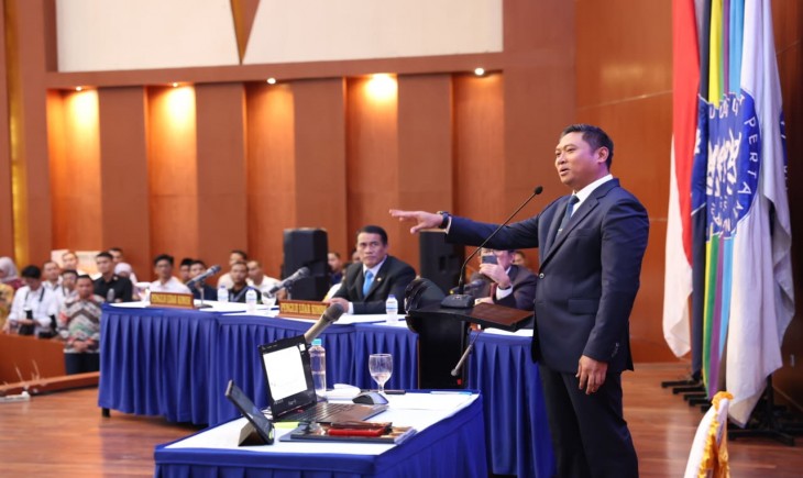 Wamentan Sudaryono dalam sidang promosi doktor di Auditorium Fakultas Ekonomi dan Manajemen, Institut Pertanian Bogor (IPB), Bogor, (15/12/2025). (Foto: dok. Kementan)