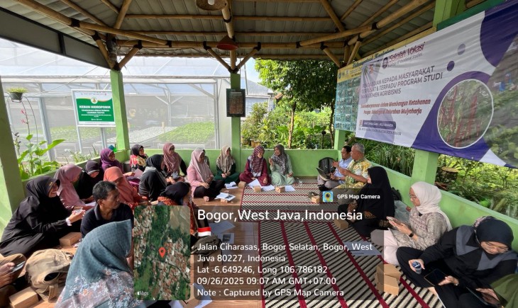 Foto: Dosen Program Studi Manajemen Agribisnis IPB University Memberikan Pelatihan tentang Manfaat dan Fungsi Branding, Pencatatan Keuangan dan Digital Marketing di RW 01 Kelurahan Mulyaharja.