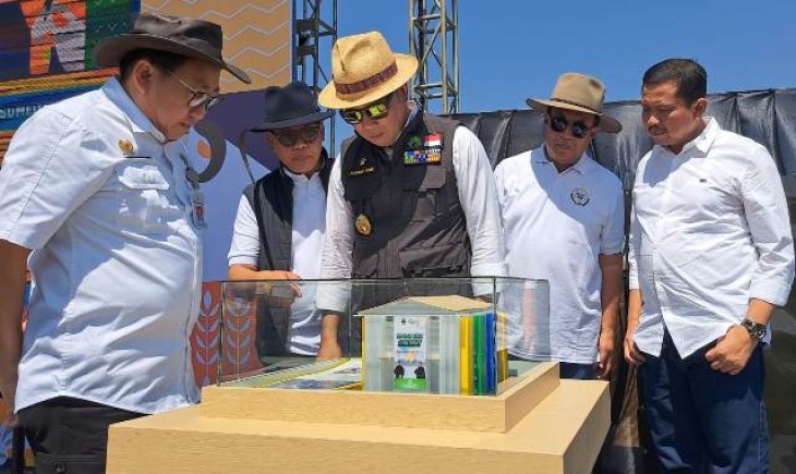 Gubernur Ridwan Kamil dan Bupati Sumedang, Dony AHmad Munir saat Pembukaan Kontes Ternak dan Expo Pangan Tingkat Jawa Barat Tahun 2023 (Humas Pemprov Jabar)
