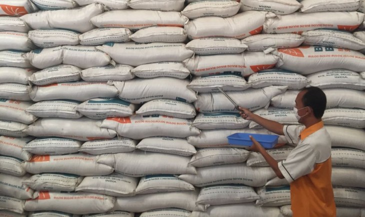 Foto : Ilustrasi Stok Beras di Gudang Bulog. Sumber Foto: suara.com