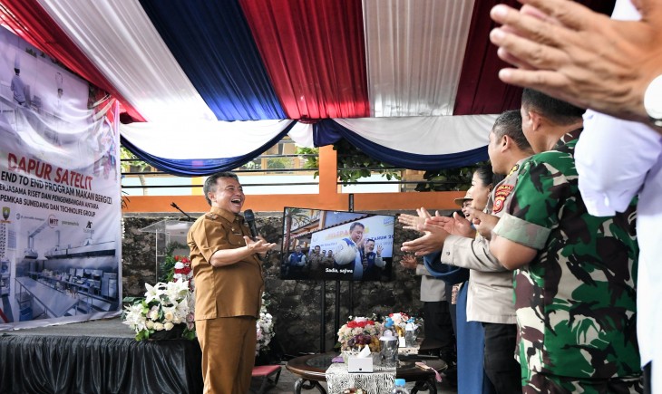 Peluncuran Dapur Satelit Solusi End to End Program Makan Siang Bergizi Kabupaten Sumedang, di SDN Sirah Cai Jatinangor, Kabupaten Sumedang, Senin (18/11/2024).(Biro Adpim Jabar)