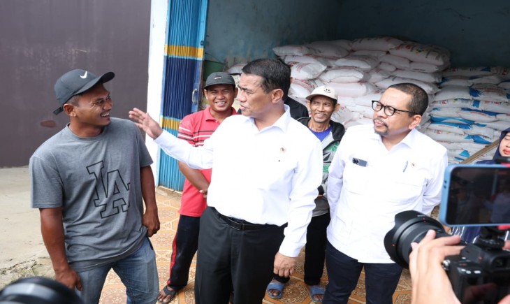 Mentan Amran dan KSP Qodari Sidak Kios Pupuk, Petani Tersenyum Harga Pupuk Turun. (Foto: dok. Kementan)